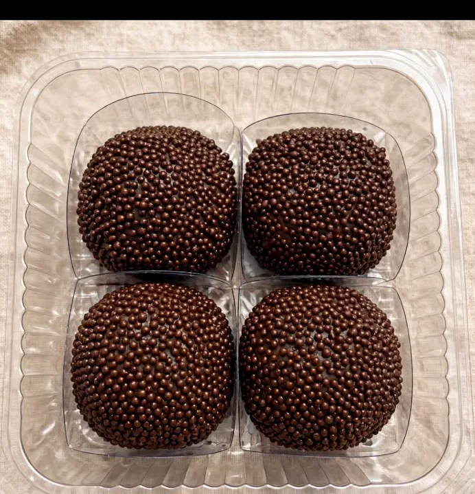 Caixa com quatro brigadeiros de chocolate